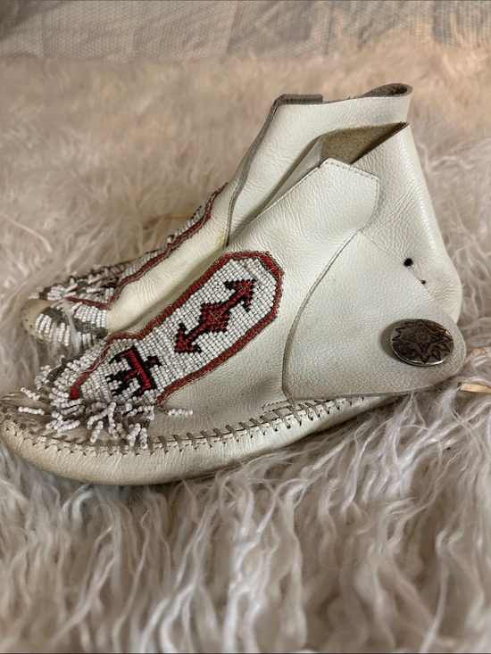 Minnetonka Shoes - Handmade vintage Minnetonka Beaded White Leather Moccasins 6.5